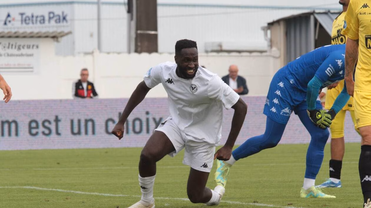 Babacar Leye, attaquant de Châteaubriant (crédit photo : Ouest-France)